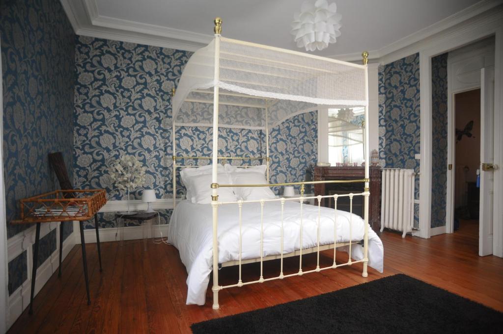 Chateau De Bertreville Bed & Breakfast Стая снимка